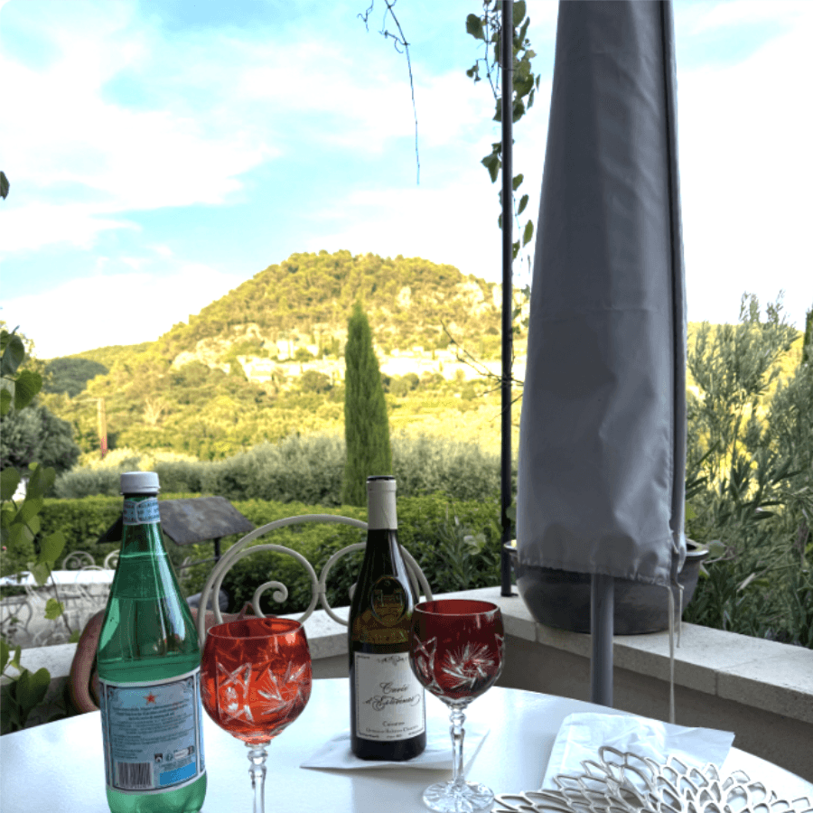 Apéritif en terrasse face aux collines