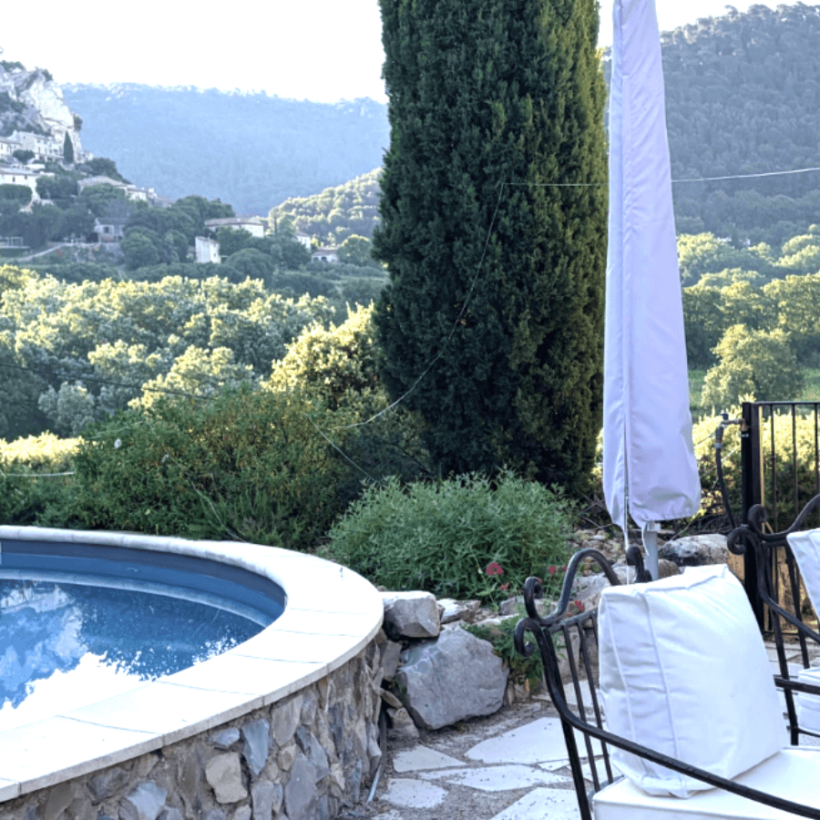 La piscine et le village de Séguret en fond